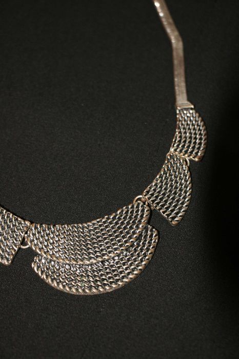 Colar Prateado Trabalhado