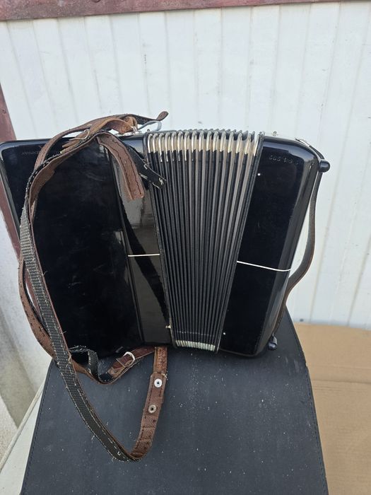 Akordeon Hohner student IV M -32 basy