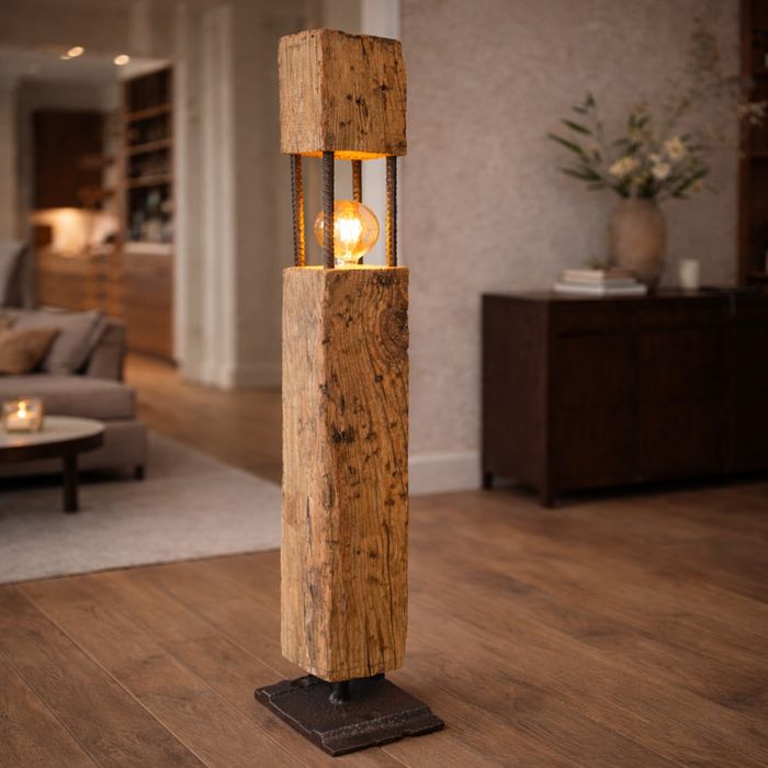 Luminária de Pé Rústica em Carvalho Antigo – Peça Única