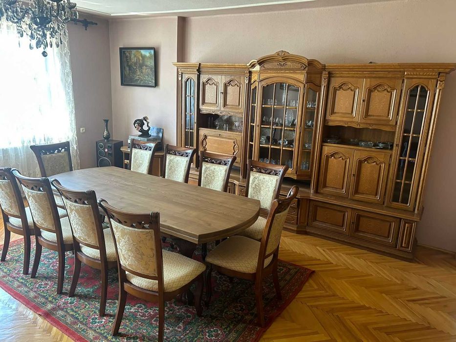 Продається просторий двоповерховий будинок у м. Тячів