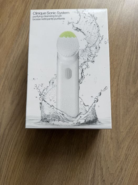 Clinique Sonic System purifying cleasing brush
