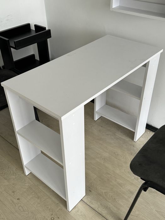 Манікюрний стіл та поличка для лаків