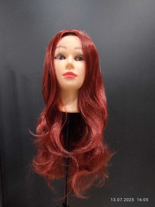 Peruka . Włosy długie ok 70 cm . Cieniowane delikatnie falowane