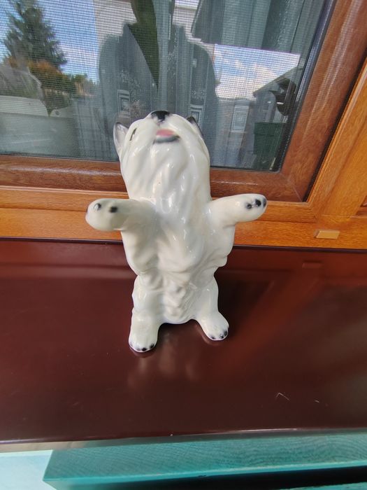 Figurka psa terriera białego