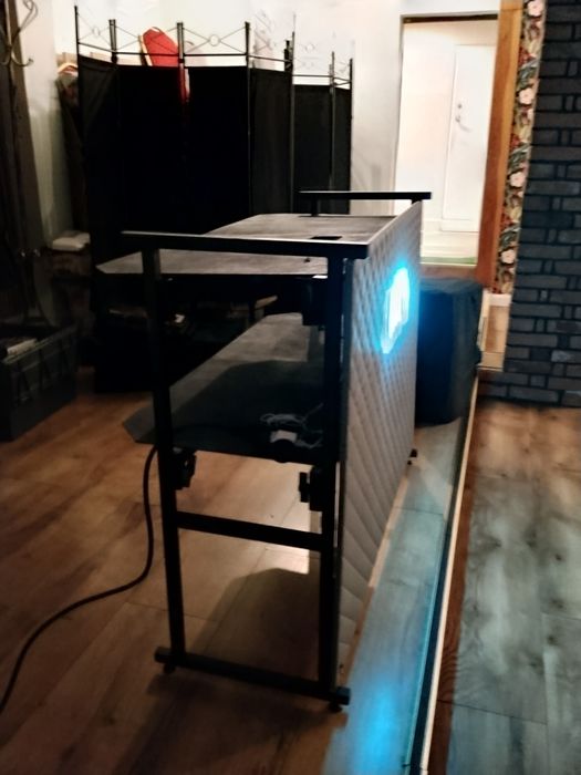 Stòł dla DJ-a  stanowisko LED