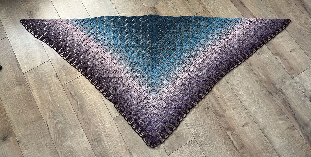 Ażurowa chusta szydełkowa