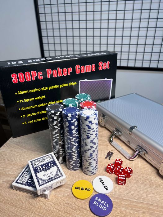 Якісний набір для гри в покер(300 фішок, 2 колоди карт,кейс,5 кубиків)
