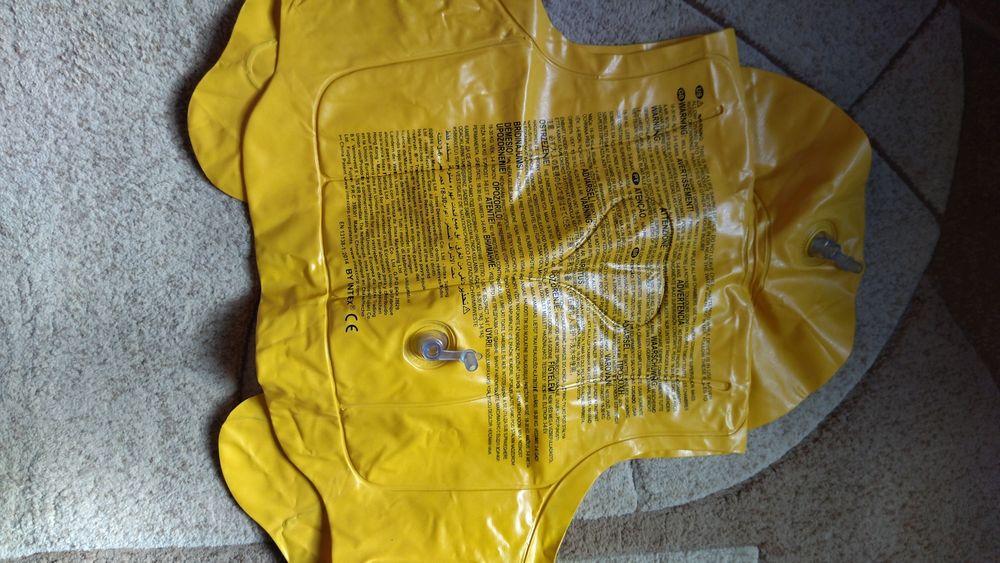 Надувной жилет и нарукавники для плавания