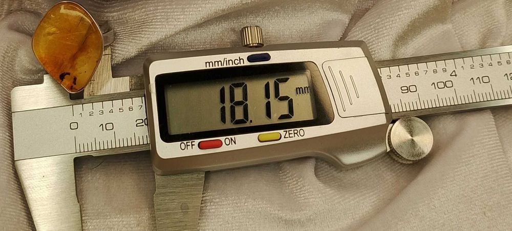 Srebrny pierścionek z bursztynem