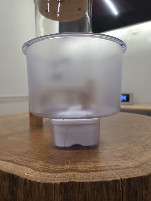 Słoik na wode z kranem i filtrem