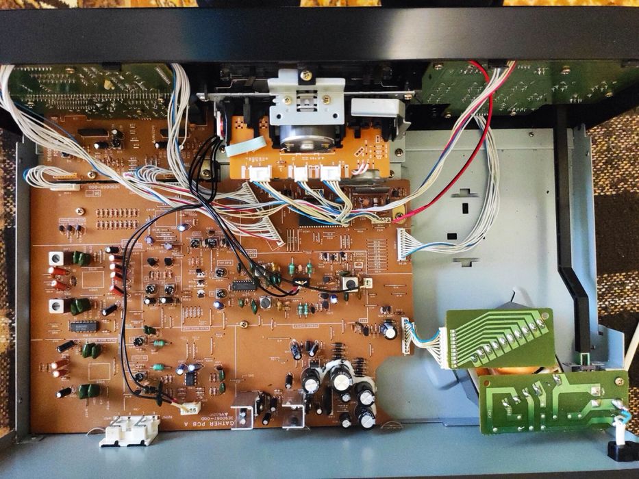 Касетна дека TEAC-V1050