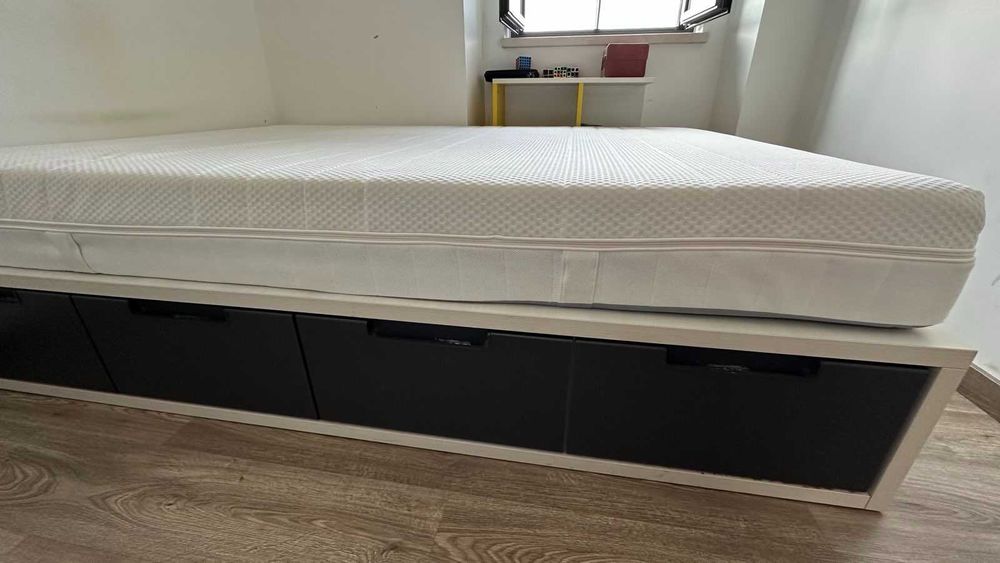 Cama com gavetas