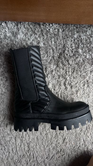 Жіночи черевики Bershka