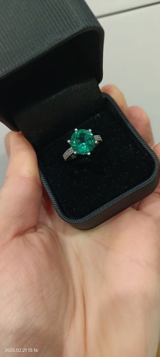Кольцо женское с зелёным камнем