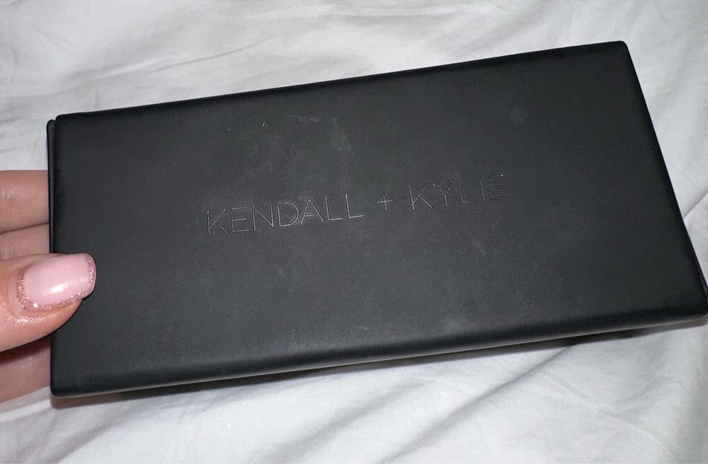 Okulary przeciwsloneczne Kendall+Kylie duze czarne 2024 GG oversize