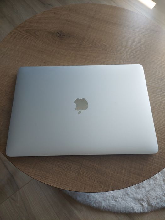 MacBook Air M1 13” / 8GB / 256GB / Silver – idealny stan