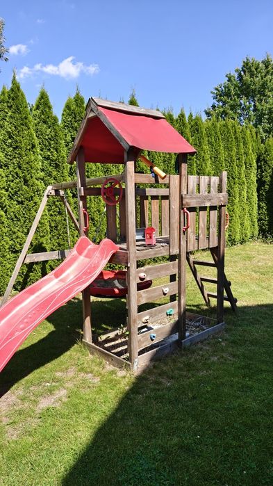 Plac zabaw ze zjeżdżalnią i huśtawkami.