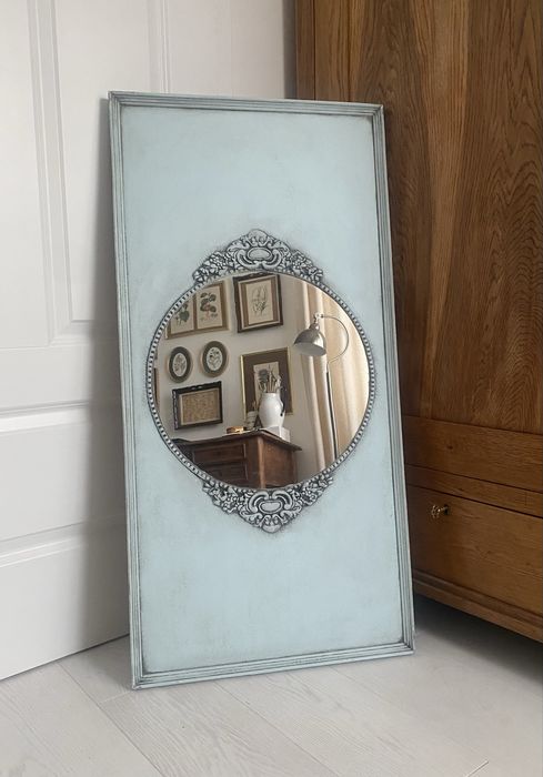 Lustro na turkusowym panelu z ornamentami
