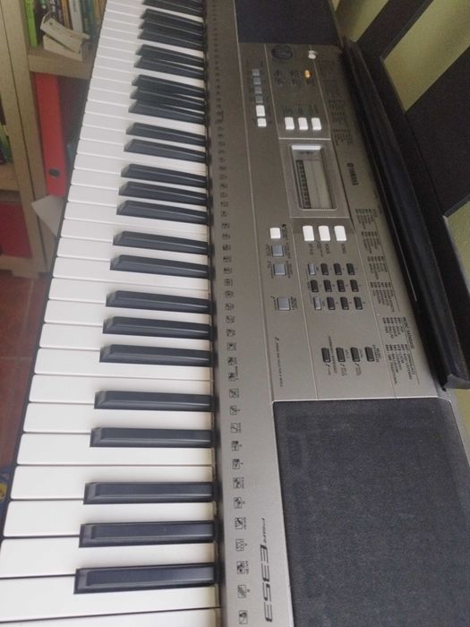 Teclado Yamaha com tripé