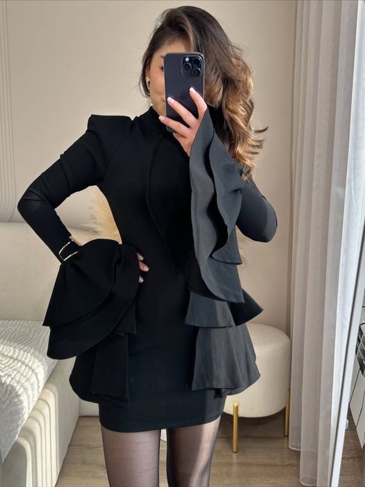 Сукня жіноча чорна з воланами та довгим рукавом