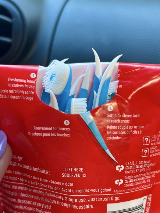 Зубні щітки  Colgate Max Fresh Wisp