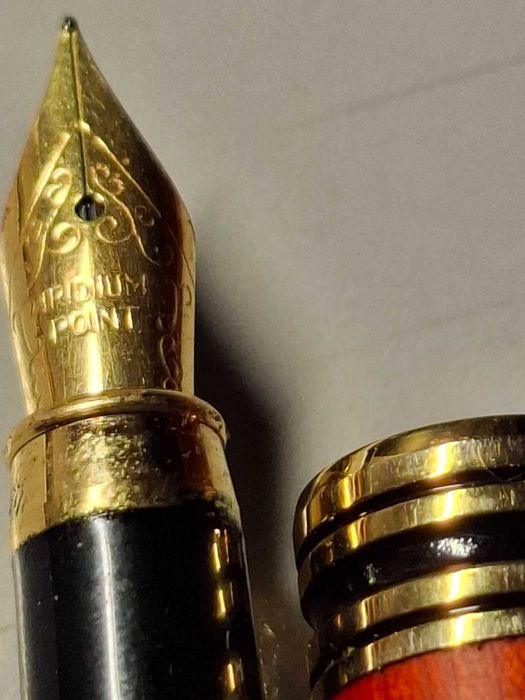 Набір новеньких ручок (чорнильна та кулькова). Жовте перо.