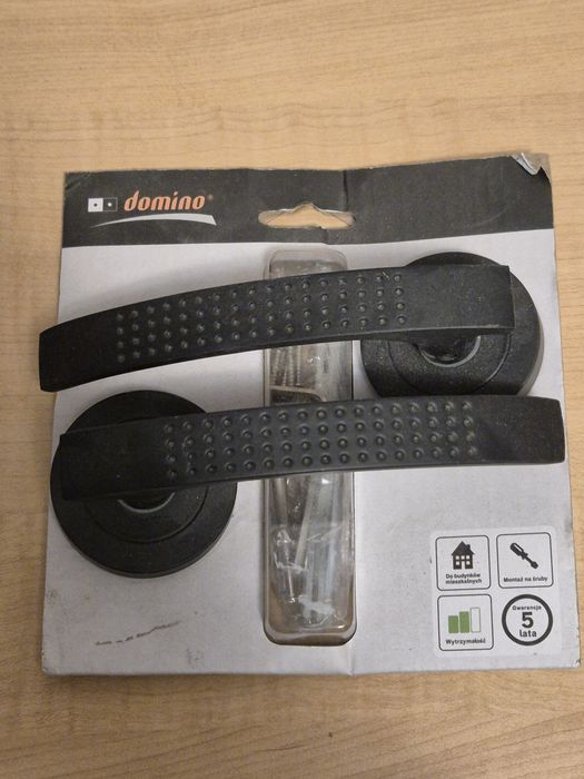 Nowa czarna klamka Domino