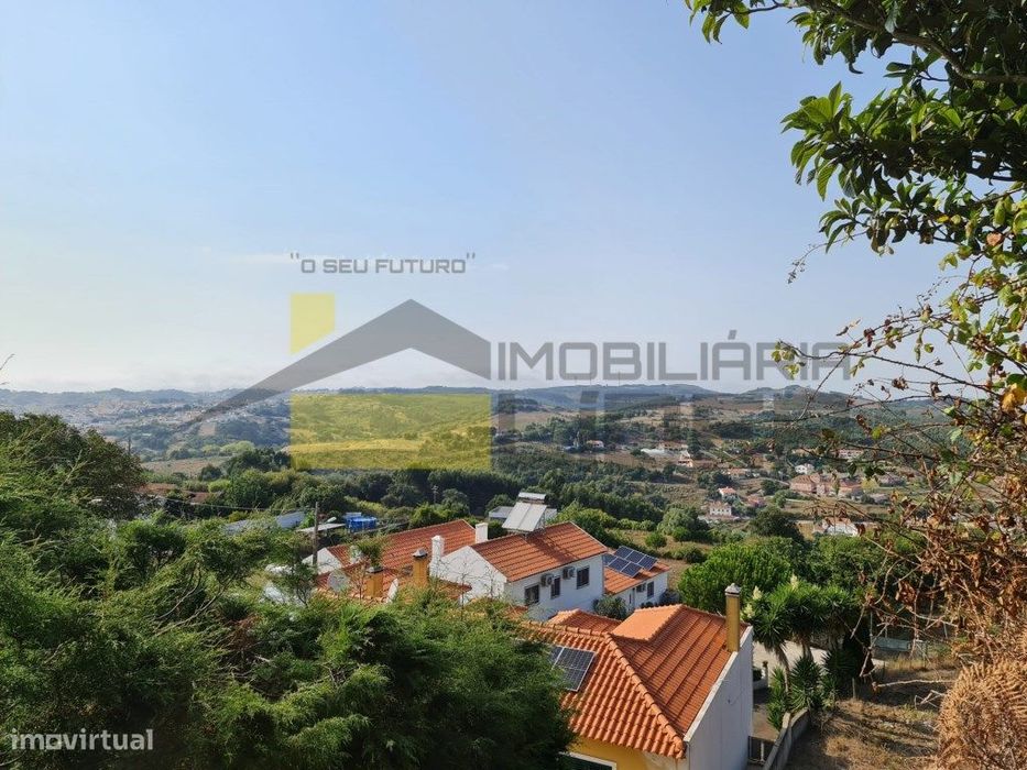 Ruína inserida em terreno urbano com 110m +2 parcelas de terreno Rú...