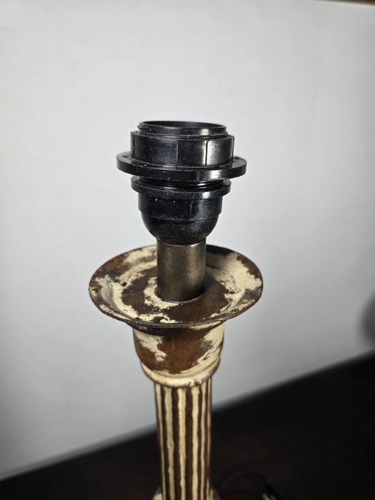 candeeiro de mesa candeeiro de mesa com um aspeto envelhecido ou rústi