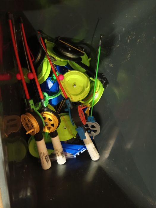 Ящик для зимней рыбалки,15 жерлиц,4 удочки,мормышки,запасные кивки