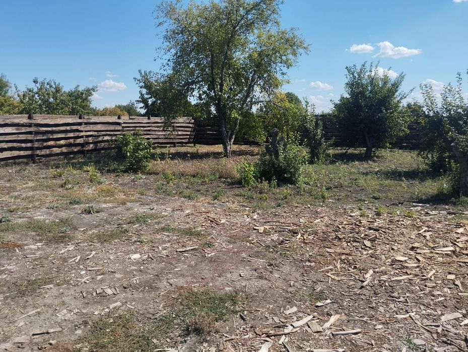 Гарна та велика земельна ділянка з забудовою