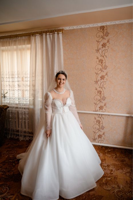 Весільна пишна сукня з шлейфом та блискітками