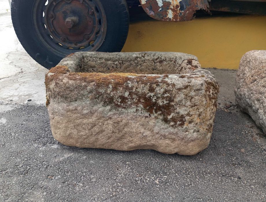 Antiga pia em pedra (60 x 52 x 29 cm)
