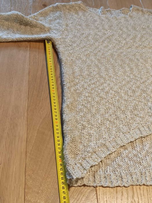 sweter z luźnym dekoltem - wietrzenie szafy