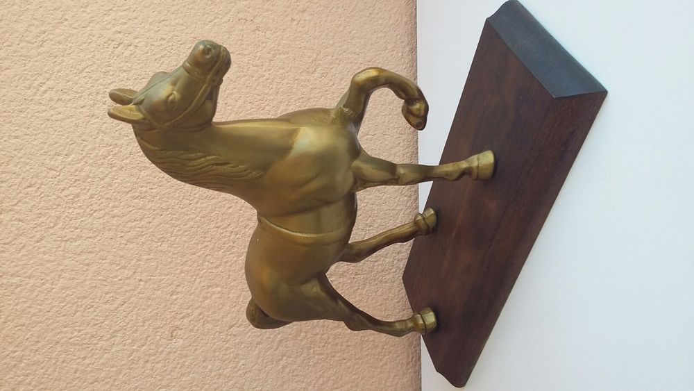 Cavalo em latão base madeira