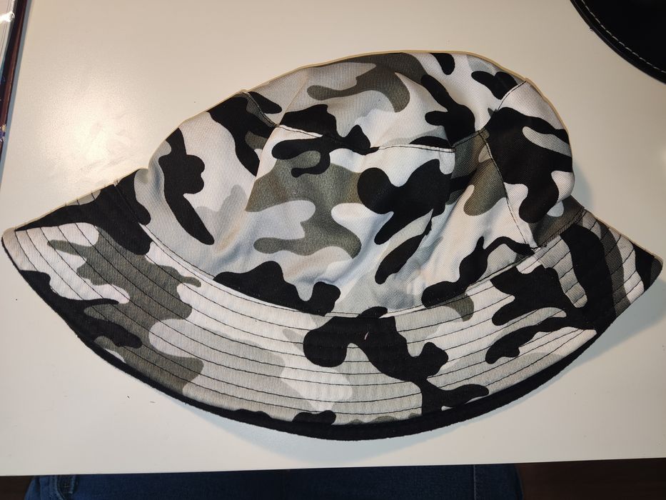 Bucket Hat preto e branco