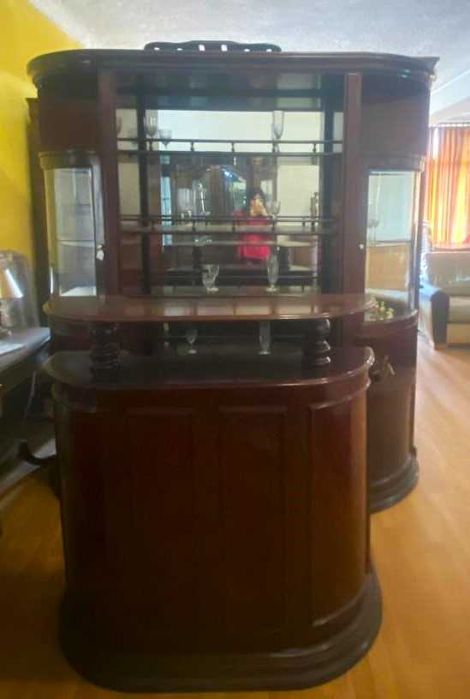 Móvel de bar com bastante arrumação