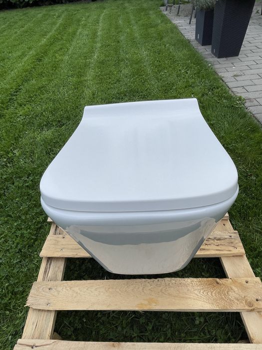 Misa wc omnires pod stelaż z deską wolnoopadającą.