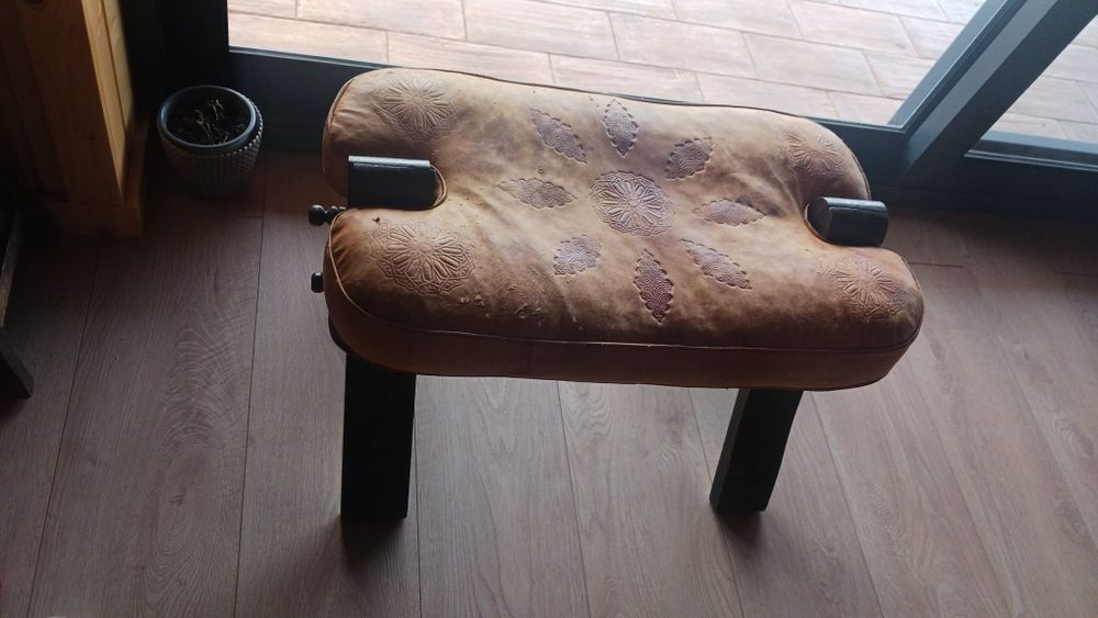 Banco Marroquino - Couro e Madeira Maciça