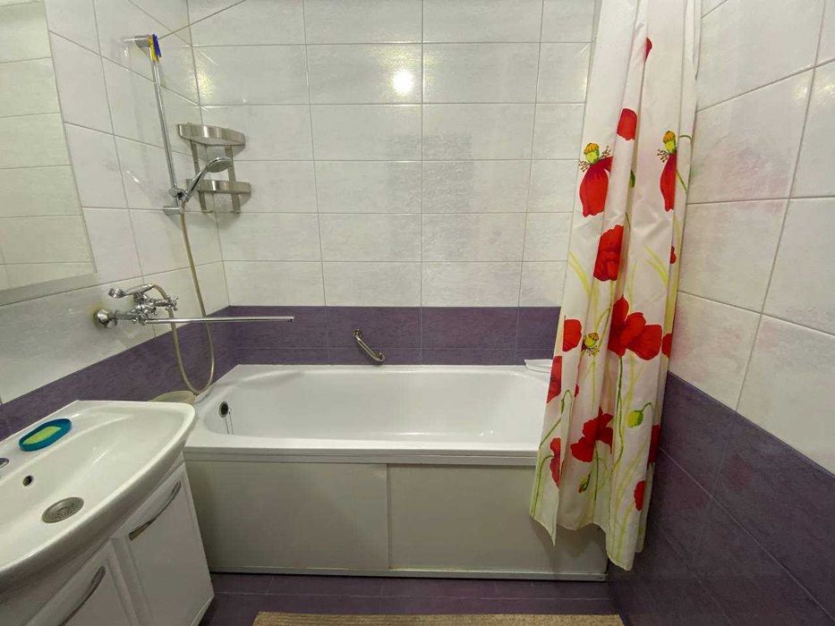 Простора 1-к  45 м²  біля метро Харківська/Позняки. Вишняківська,3