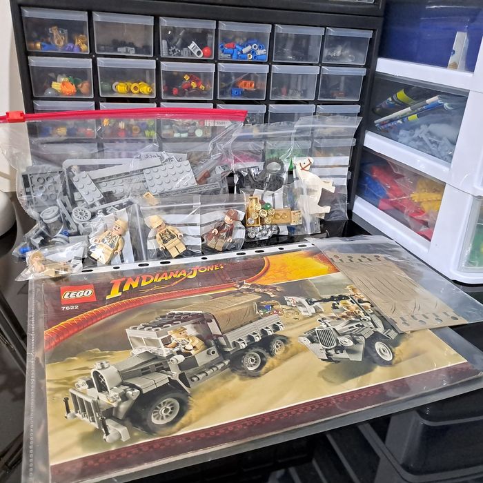 Lego Indiana Jones 7622 Race for the Stolen Treasure