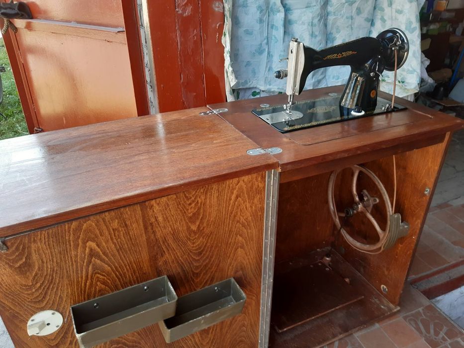 Швейна машинка ножна