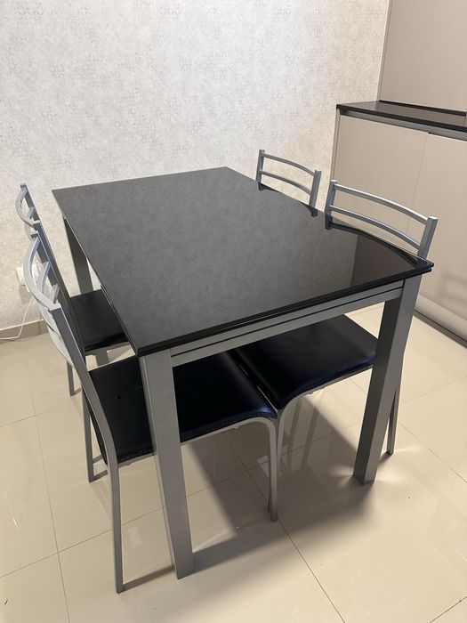 Mesa de vidro extensível com cadeiras