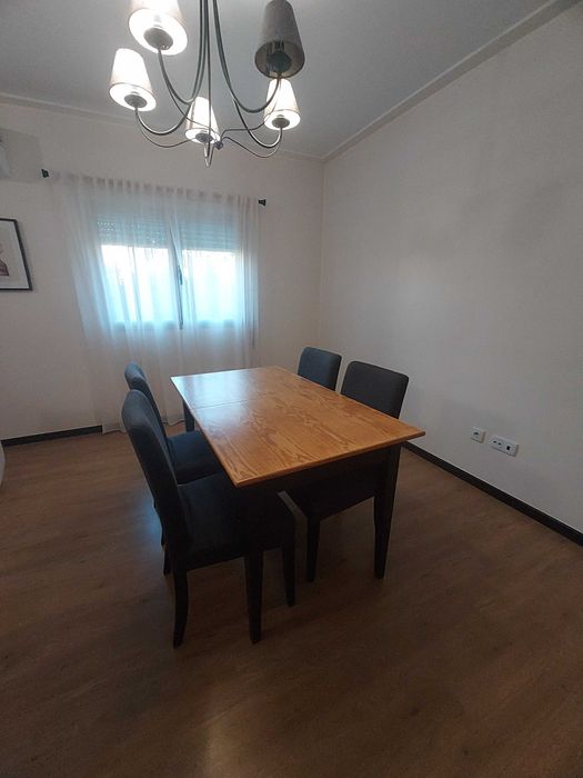 Mobília de sala com Cristaleira e mesa com 4 cadeiras