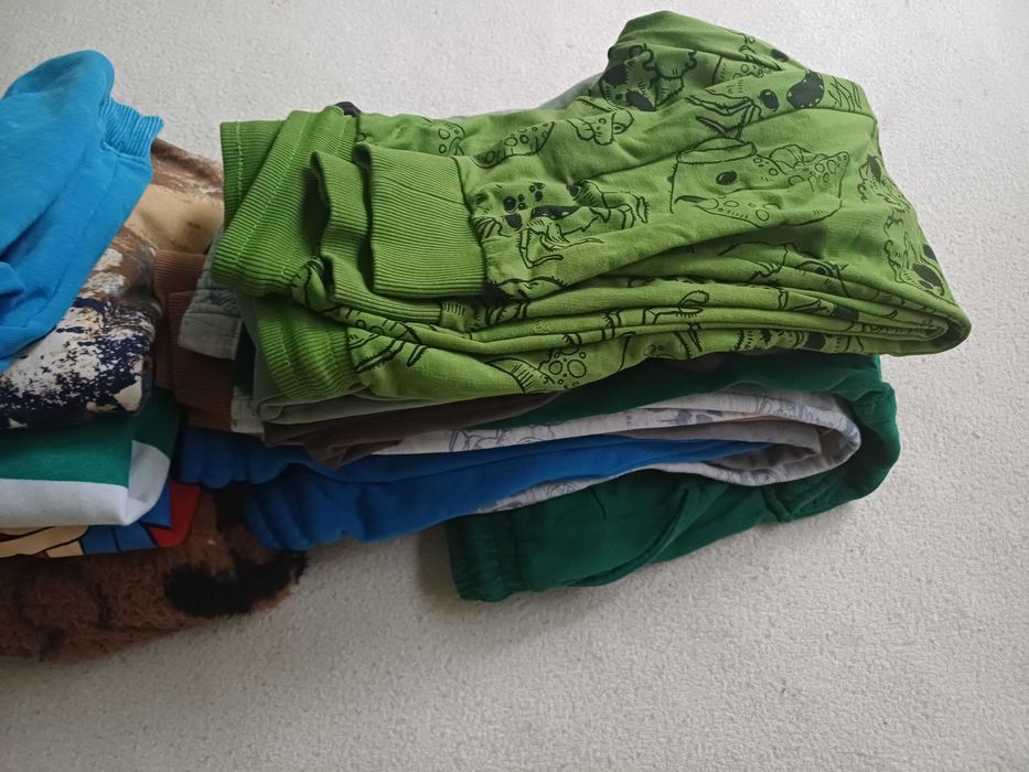 Paka ubrań chłopięcych spodnie, bluzy r.116