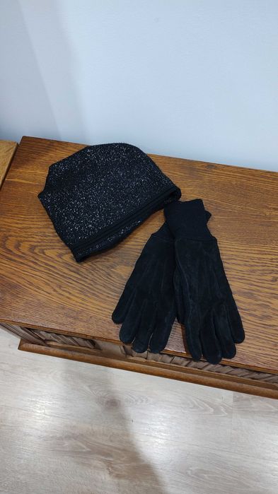 Czapka damska czarna ze srebrną nitką plus rękawiczki czarne