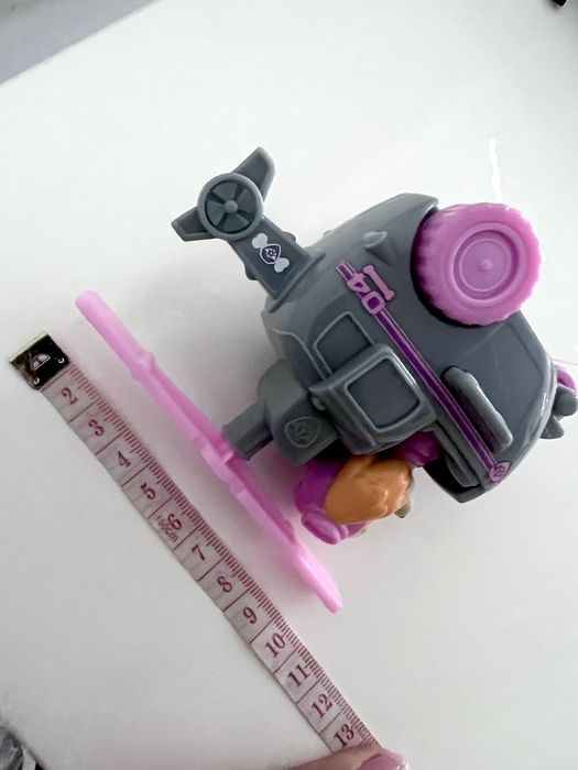 Figurka Skye w pojeździe na napęd