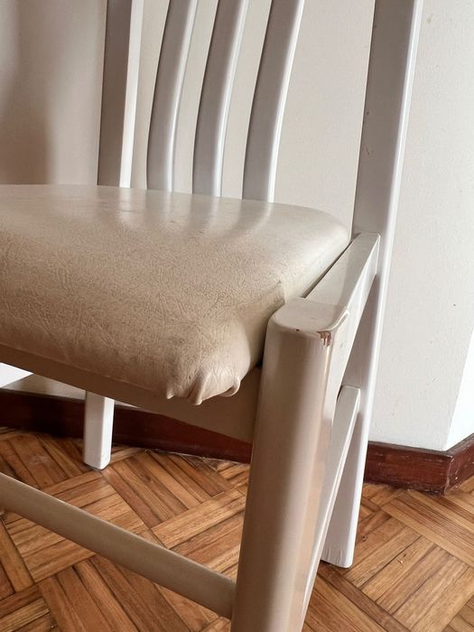 Cadeira branca com assento estofadado