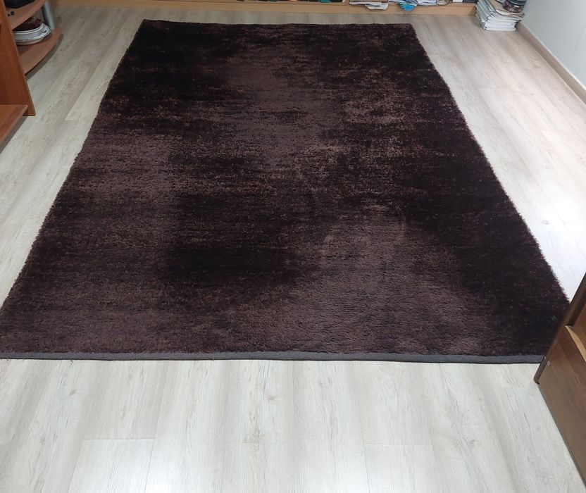 Carpete para sala castanha escura