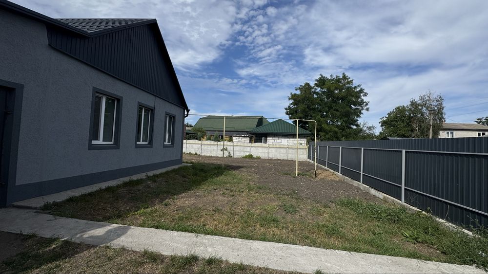 Продаж будинку у центрі Орлівщини , ремонт , гараж , ділянка 10 соток . По домовленісті співпрацюємо по державній програмі .